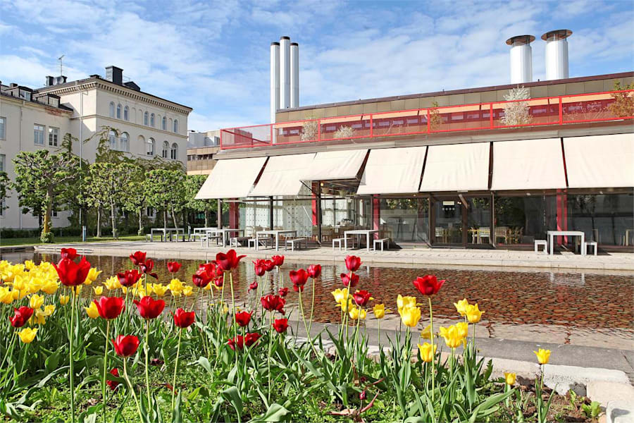 Linnégatan 89 B - K-Märkt restaurang med uteservering och blommor.