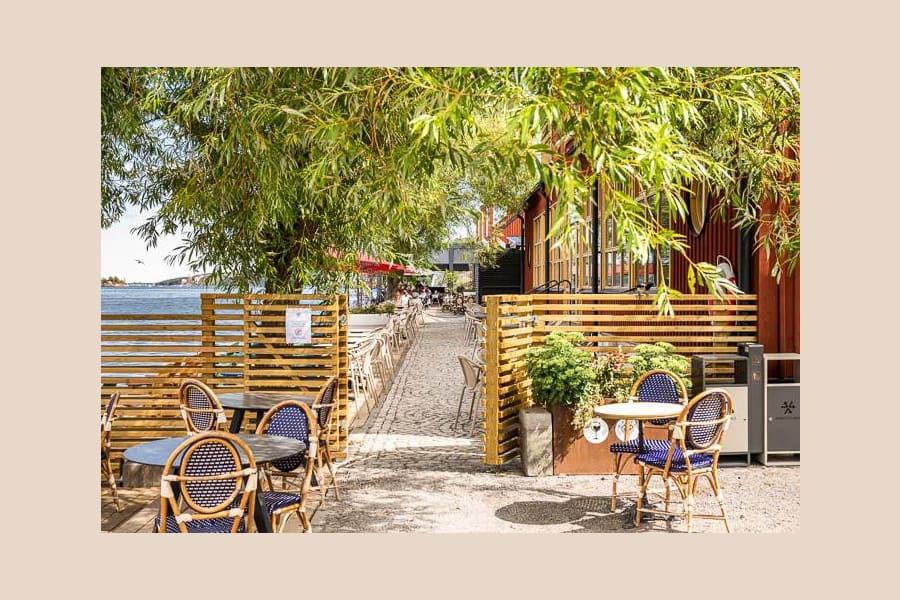 Augustendalsvägen 47-49 - Sittplatser längs strandpromenaden