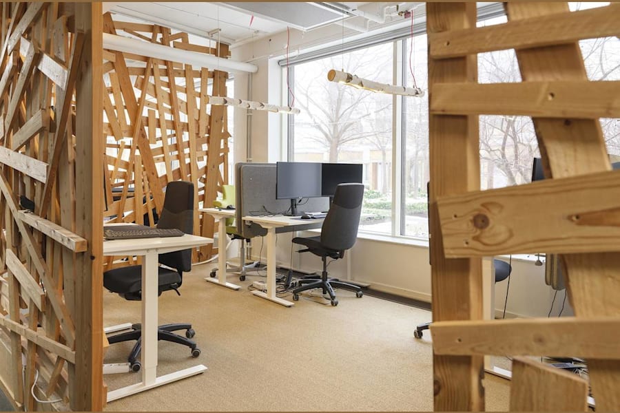 Rådmansgatan 16 - Arbetsplatser i trästruktur med avskild känsla.