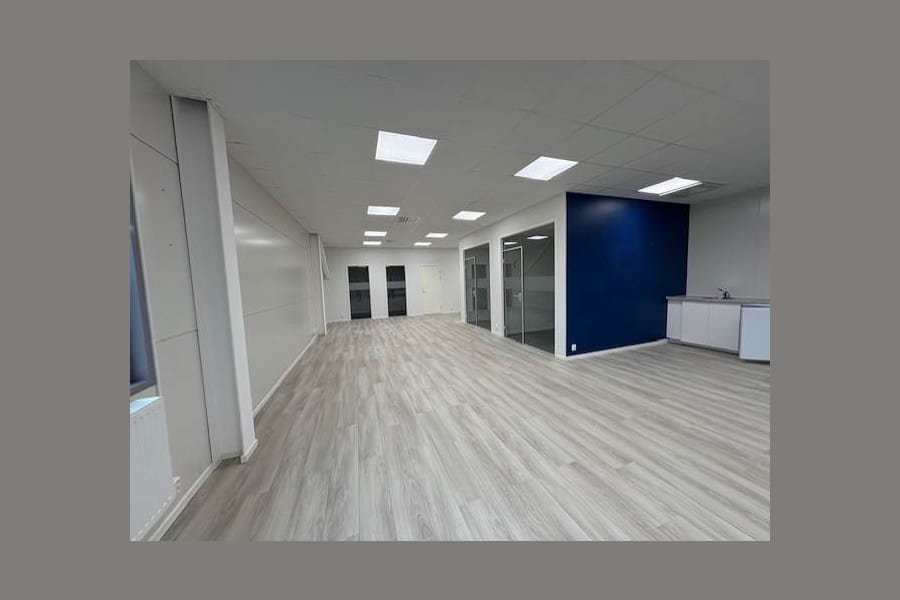 Ströbogatan 27 - Kontorsdel övre plan med fina öppna ytor, mindre pentry och enskilda kontor samt konferensrum.