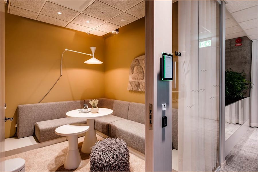 Arena Platinan - Mårten Krakowgatan 2 - Bokningsbar loungehörna med soffor och bord.