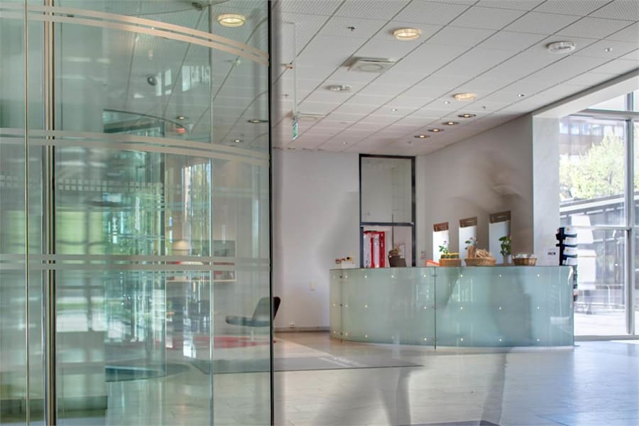 Karlavägen 108 - Reception med stora fönster från golv till tak.