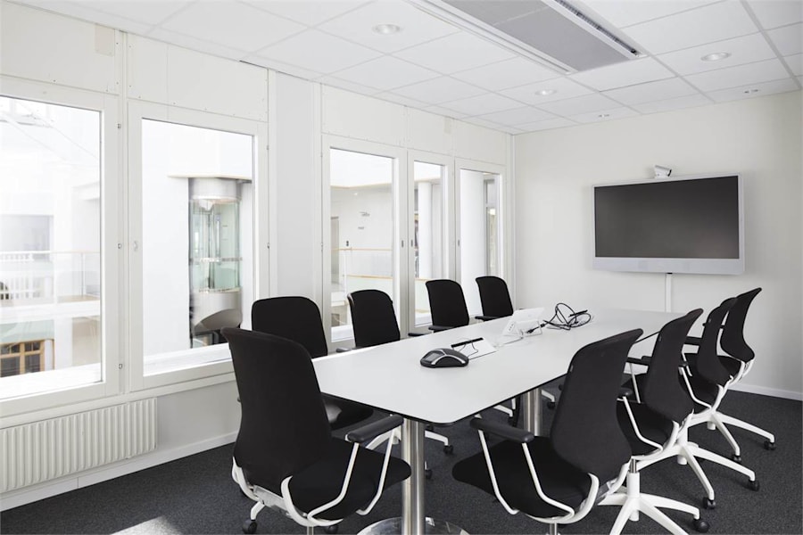 Jörgen Kocksgatan 9 - Konferensrum med utsikt mot ljusgården. Referensbild.