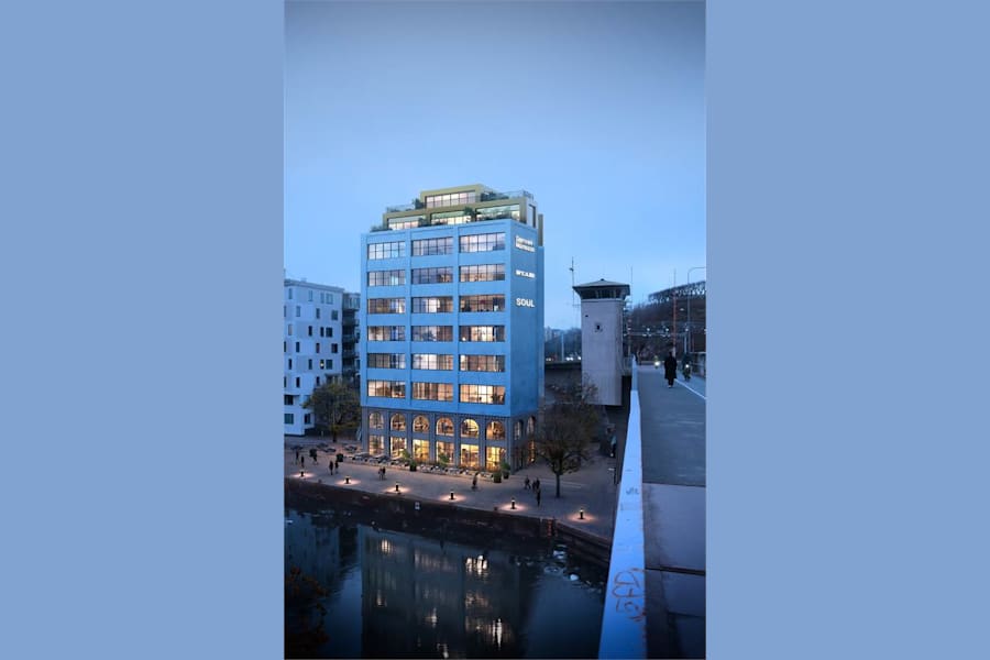 Alsnögatan 50 - Fastighetens unika industrikaraktär tar emot oss när vi passerar Danvikstulls bron, in mot Södermalm.