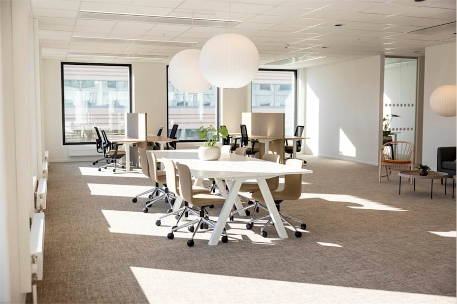 Pulpetgatan 20 - Den lediga lokalen är möblerad med möbler från NORNORM