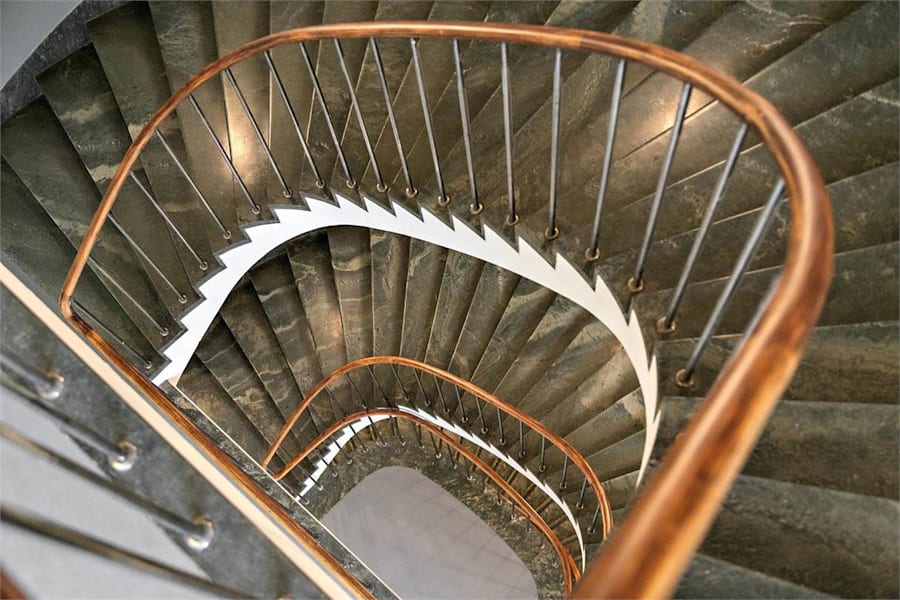 Norra Hamngatan 18 - Vacker trappa i sten och mörkt trä i Thulehuset.