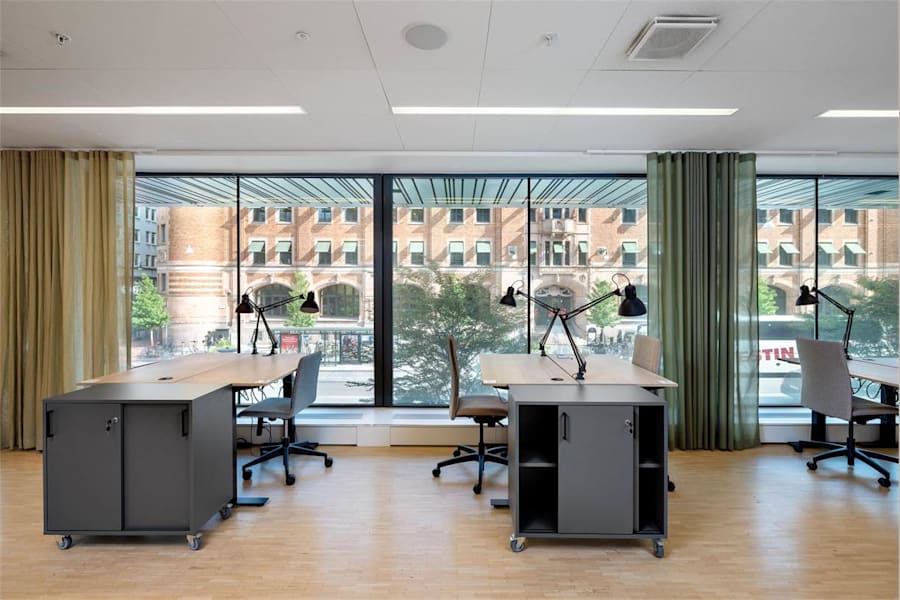 Vasagatan 7 - Arbetsplatser med utsikter ut mot Vasagatan.