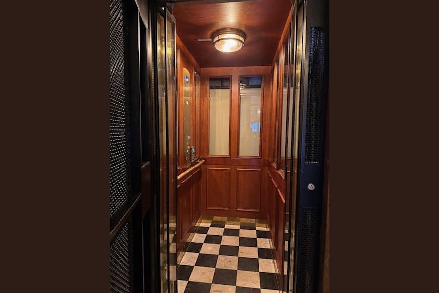 Klostergatan 12 - Hiss