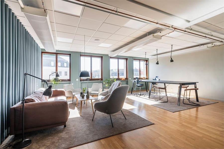 Östra Hamngatan 52 - Modern lounge intill generöst dagsljusinsläpp.