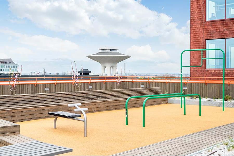 Hyllie Stationsväg 41 - Träna gärna på din lunch. Gymmet på takterrassen är publikt för alla i huset och allmänheten.