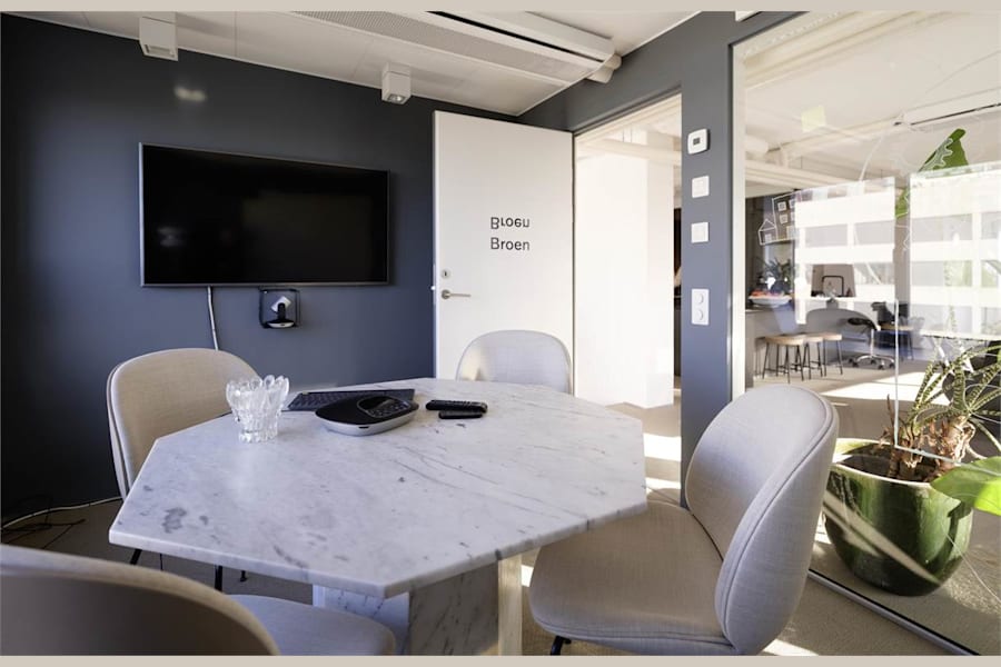 Södra Tullgatan 3 - Mötesrum med glasväggar och naturligt ljus.