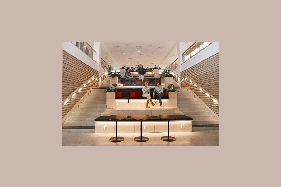 Drottning Kristinas esplanad 10 - Sittplatser i fastighetens trappa med arbetsytor