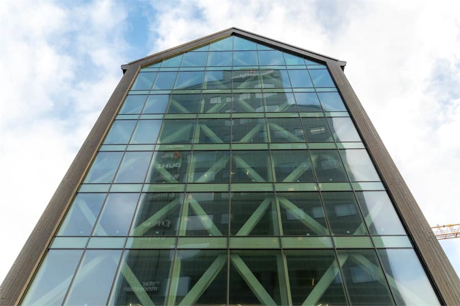 Masthamnsgatan 13 - Glaspartierna skapar rymd i lokalerna