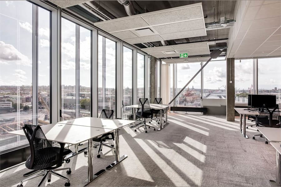 Arena Platinan - Mårten Krakowgatan 2 - Generösa ljusinsläpp och utsikt på coworking-kontoret i Arena Platinan.