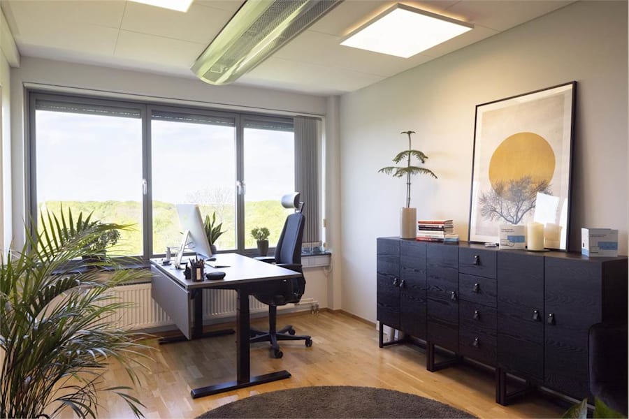 Torggatan 4 - Kontorsrum med stora fönster. Referensbild från annat kontor i fastigheten.