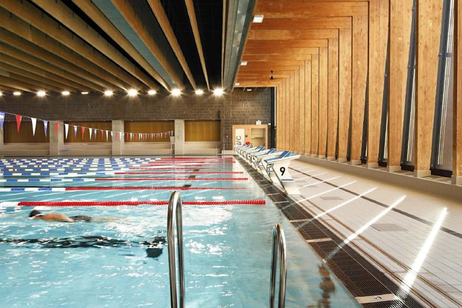 Gårdsvägen 18 - I Arenastaden finns 2 SATS, utegym, yogastudio, padel och en nybyggd simhall.