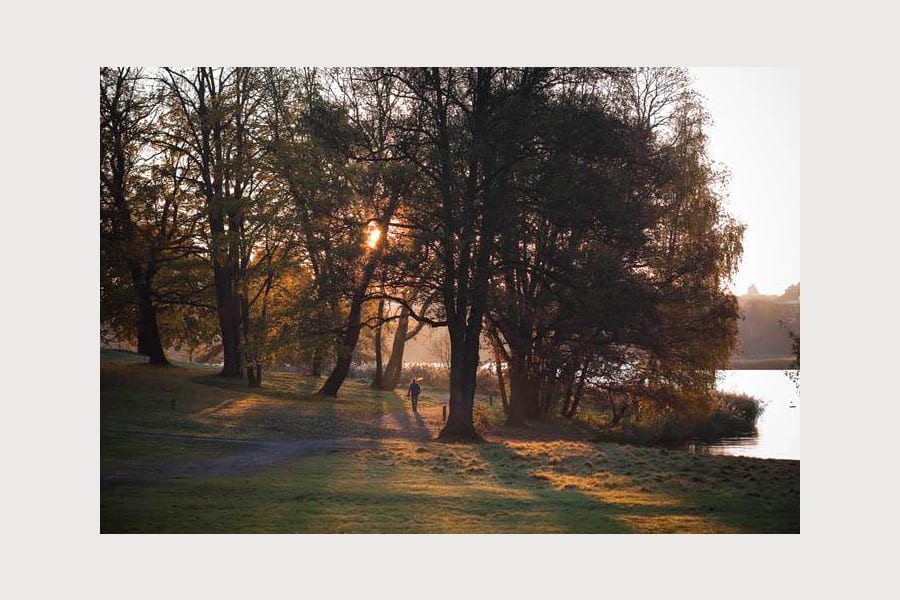 Sveavägen 165 (Ynglingagatan 18) - Promenadstig vid vattnet i Hagaparken.