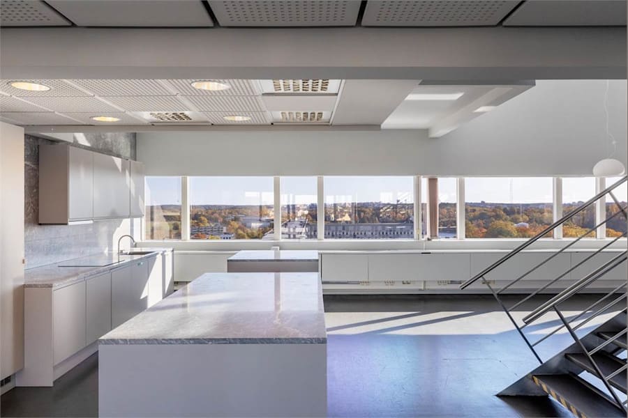 Karlavägen 108 - Ett pentry som kombinerar marmorytor med utsikt.