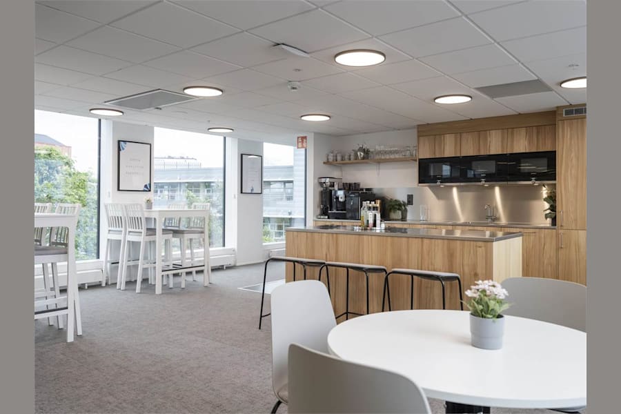 Solna strandväg 84, 4 tr - Detaljbild på pentry med barstolar och öppna hyllor