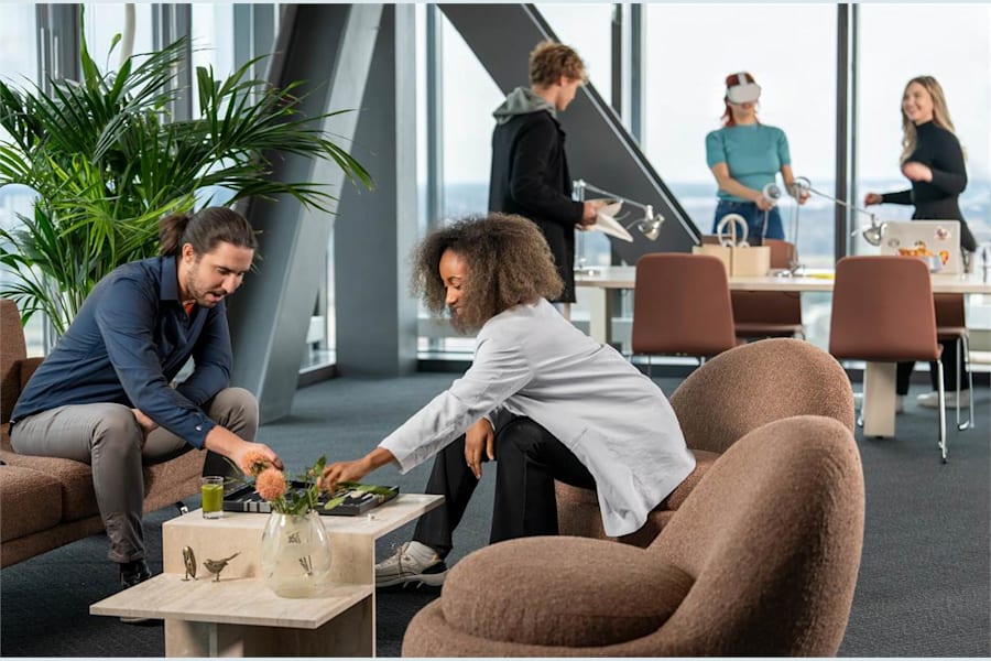 Färögatan 33 - Kista Science Tower, p... - Loungeyta i kontorslokal med soffor och utsikt genom stora glaspartier.