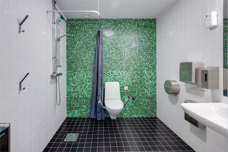 Valhallavägen 117 - Modernt badrum med kakel och dusch.