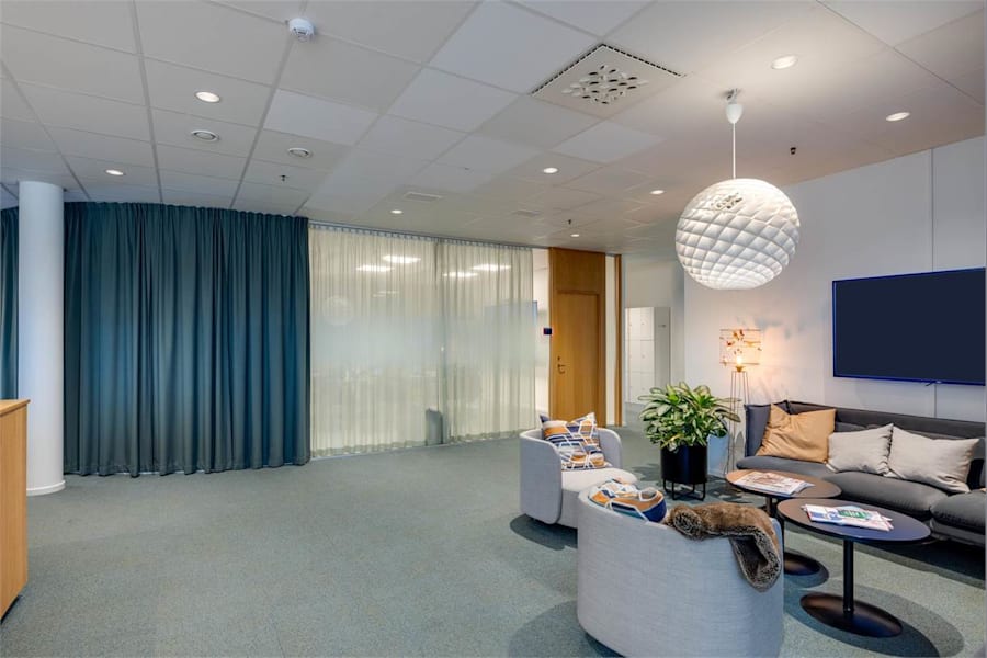 Gustav lll:s Boulevard 54, 3 tr - Luftig lounge för pauser och spontana möten.