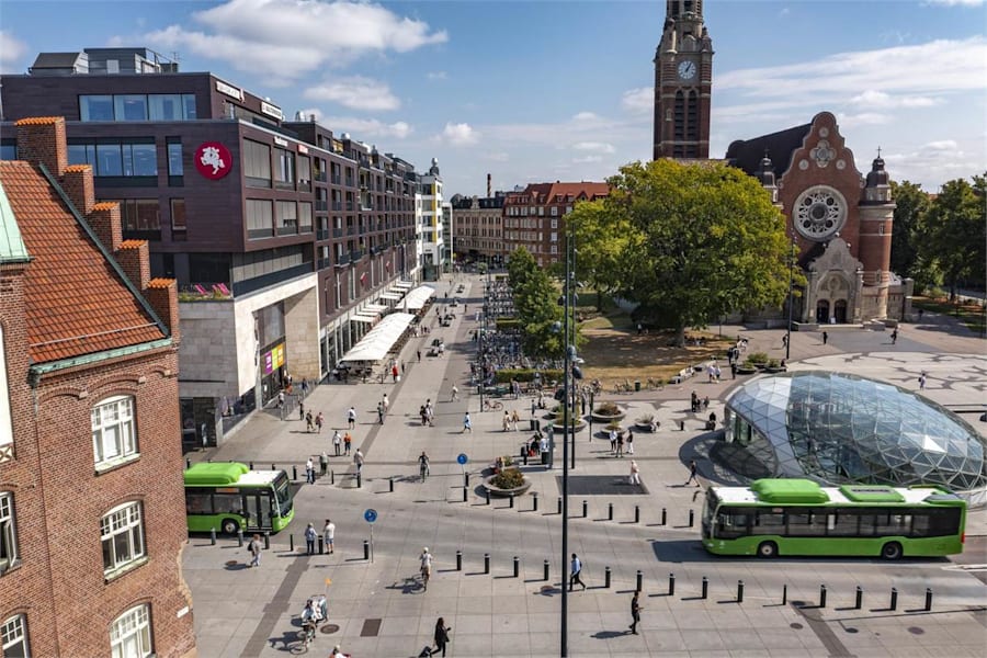 Rådmansgatan 13 - Folkliv och förbipasserande vid station Triangeln.