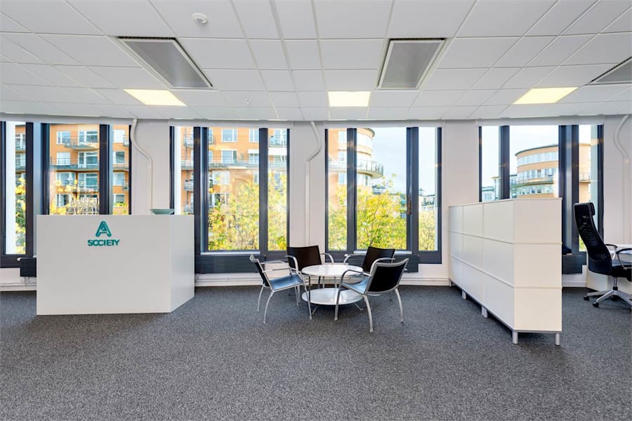 Valhallavägen 117 F - Stort rum med fönster längs hela ytterväggen.