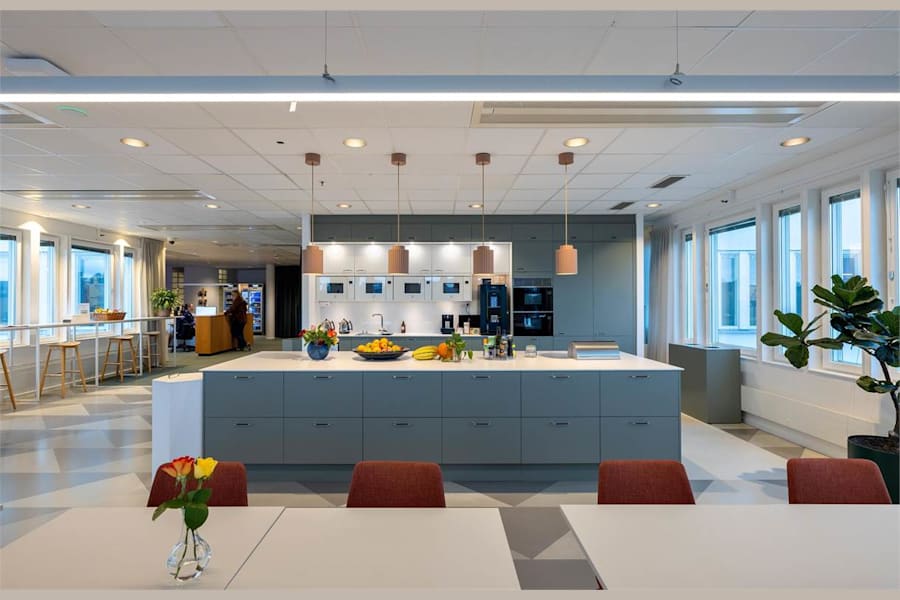 Gustav lll:s Boulevard 54, 3 tr - Modernt pentry med stora ytor för många.