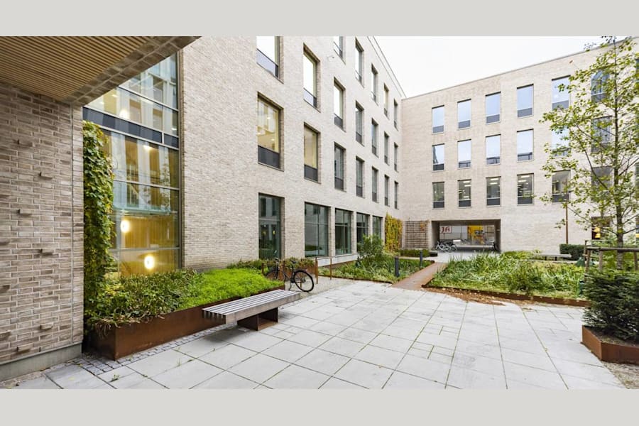 Pildammsvägen 6 A-B / S:t Johannesgatan - Innergård med gångstråk, grönska och omgivande bebyggelse.