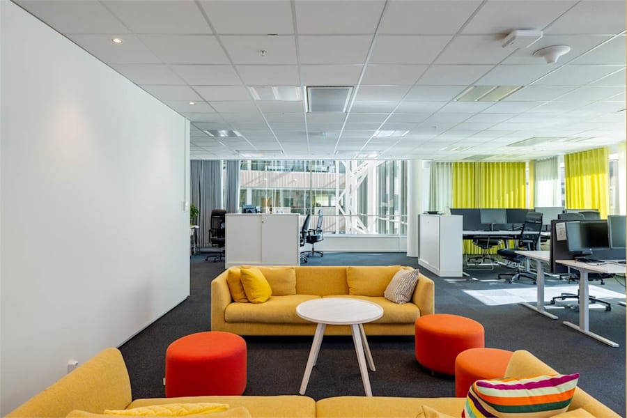 Rosenborgsgatan 4 - Loungedel i kontorslandskapet.