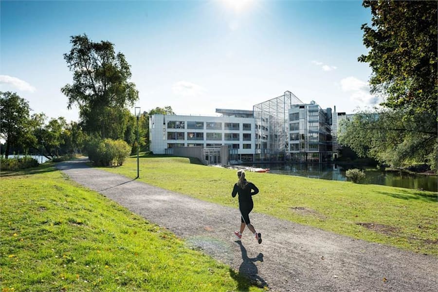 Frösundaviks Allé 1 - Frösundaviks natursköna omgivning i Hagaparken