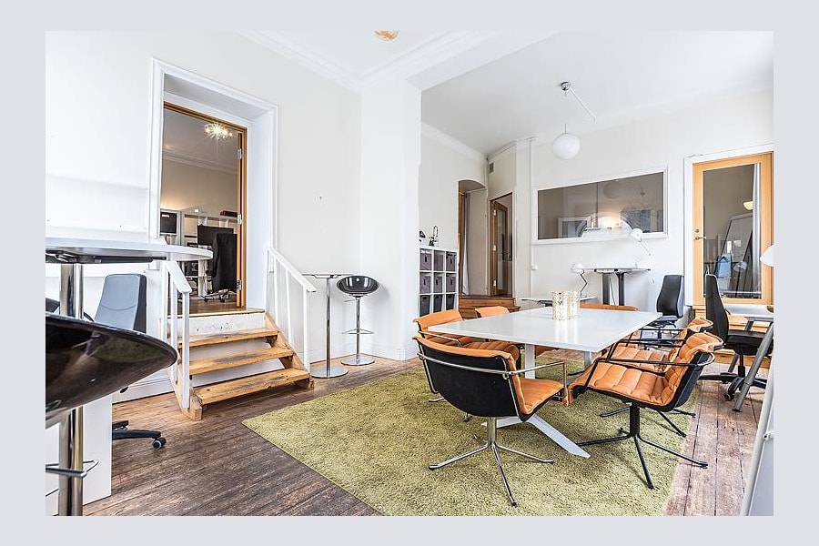 Sibyllegatan 46 - Lounge sedd från entrén med fasta och flexibla arbetsplatser att hyra