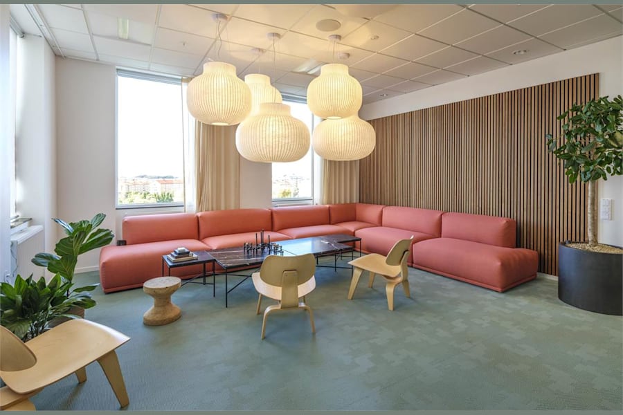 Pildammsvägen 6 B - Ljus lounge med soffor och armaturer.