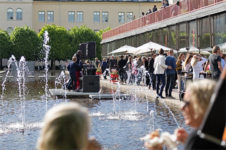 Karlavägen 96 - 100 - Sommarevent på en av utomhusgårdarna i Garnisonen.