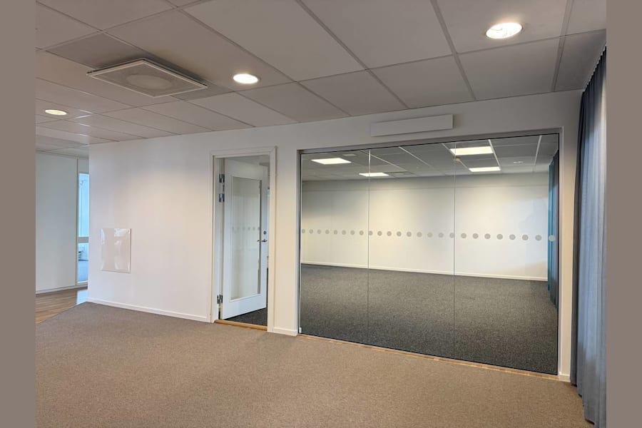 Sisjövägen 45 - Stort mötesrum i anslutning till entrén