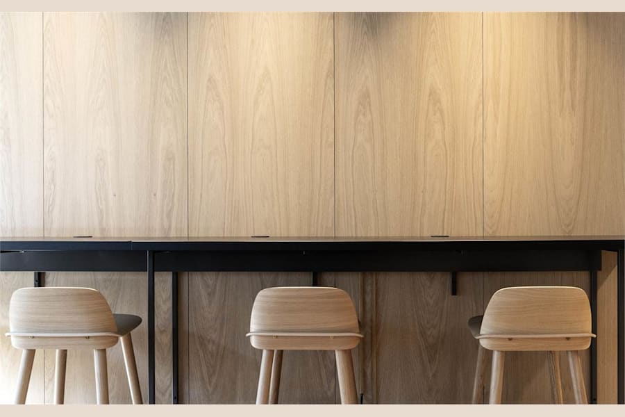 Vasagatan 7 - Fina detaljer som träväggar på kontoret.