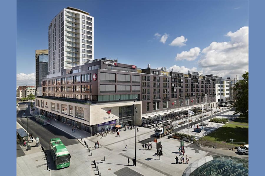 Rådmansgatan 12 B - Vy över Triangeln med kontorshus, köpcentrum och station.