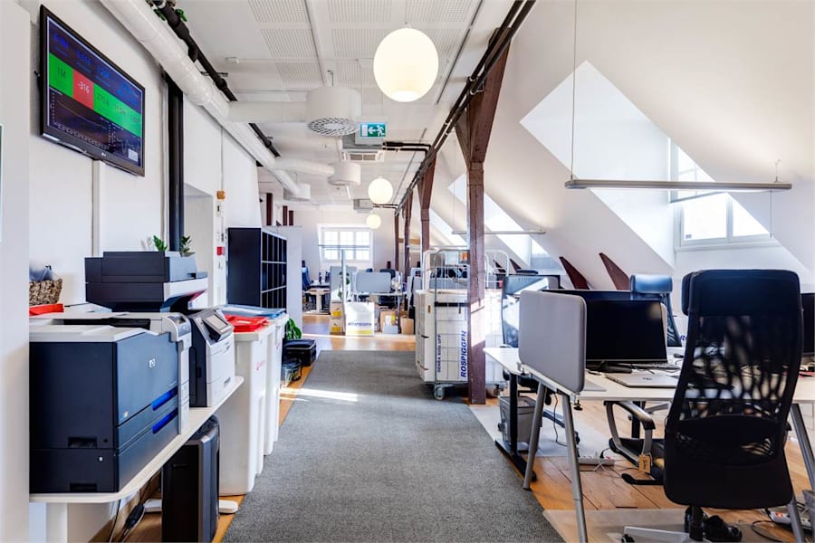 Östermalmsgatan 87 D - Korridor med kontorsmöbler och ljusinsläpp i snedtaket.