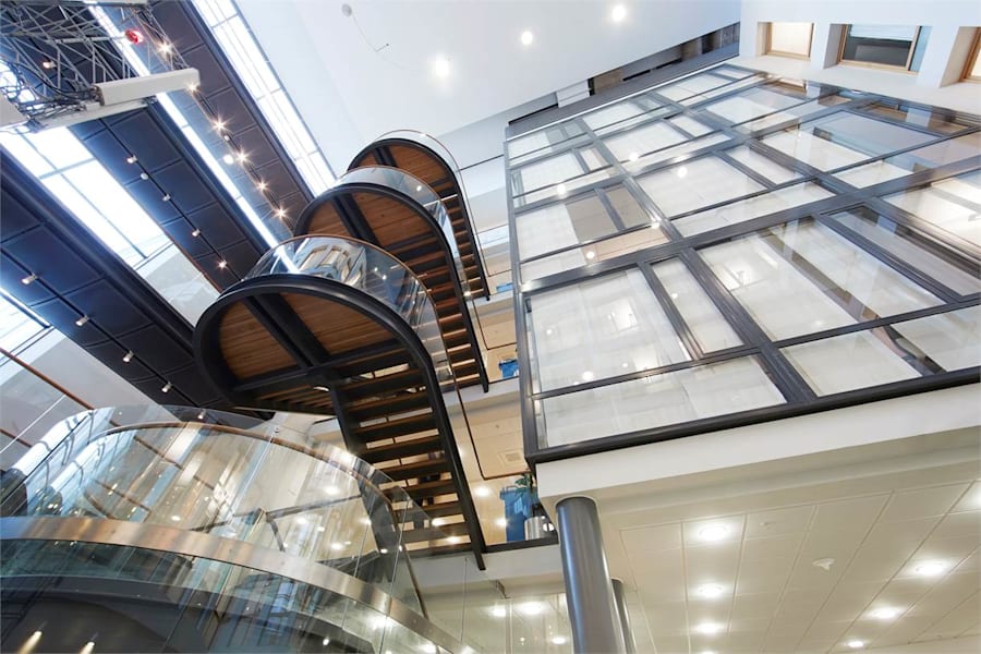 Borgarfjordsgatan 18 - Den ljusa, glasade ljusgården med interntrappor