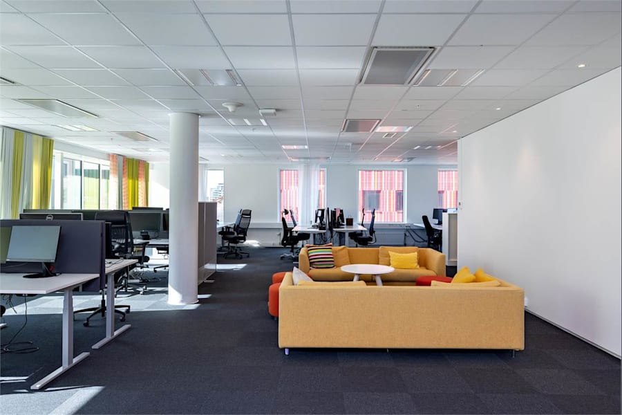 Rosenborgsgatan 4 - Kontorslandskap med soffgrupp.