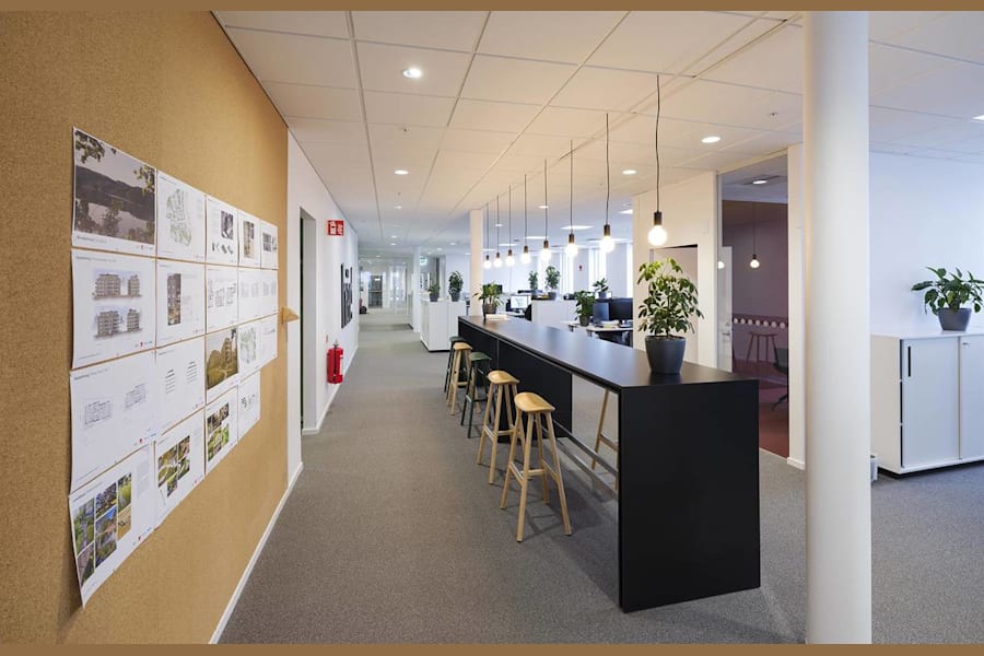 Pildammsvägen/S:t Johannesgatan - Sittplatser vid barbord och anslagstavla i kontorslandskapet.