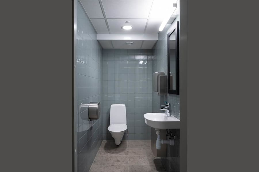 Tegeluddsvägen 31 - Omkläd m duschar invid det gemensamma gymmet i garageplan