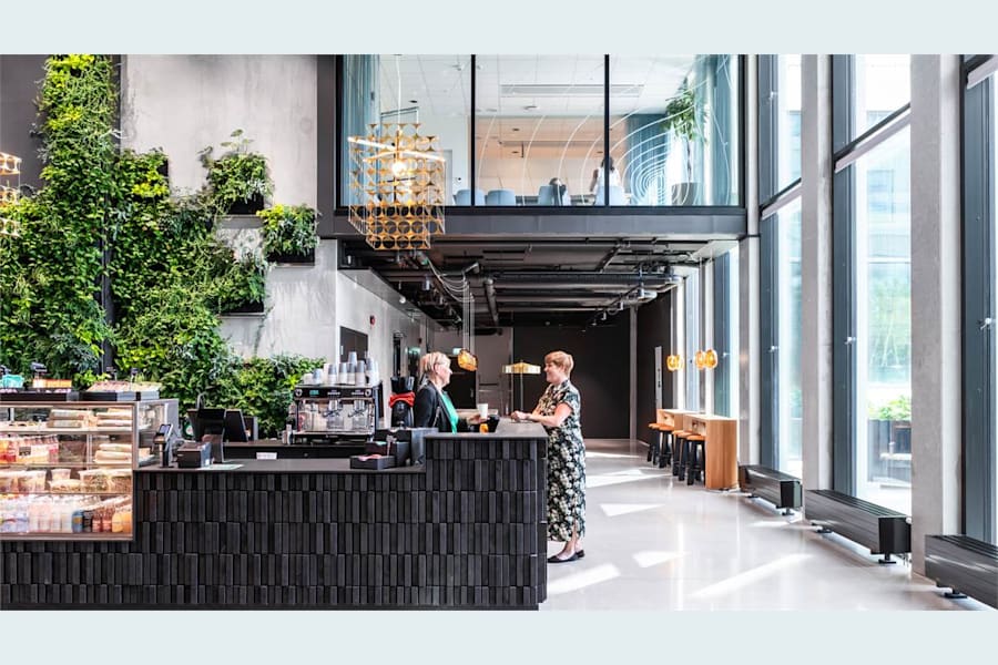 Pulpetgatan 20 - Huset har ett atrium med gemensam reception med café och barista