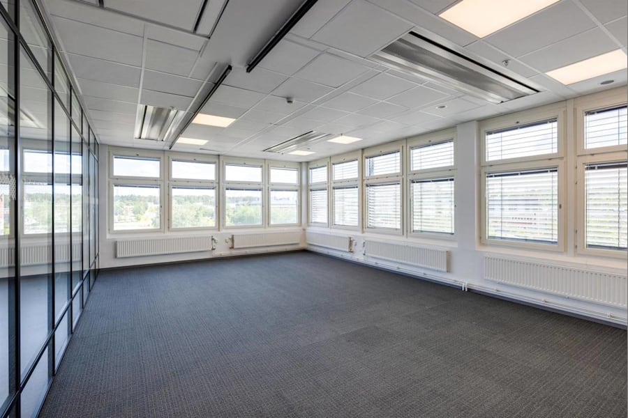 Isafjordsgatan 1 - Kista Entré, plan ... - Ljusa öppna kontorsytor med fönster åt två håll.