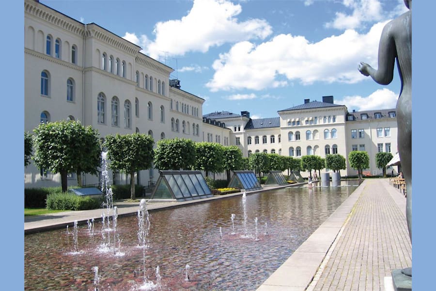 Linnégatan 89 E - Fastigheten Göta Livgarde med fontän.