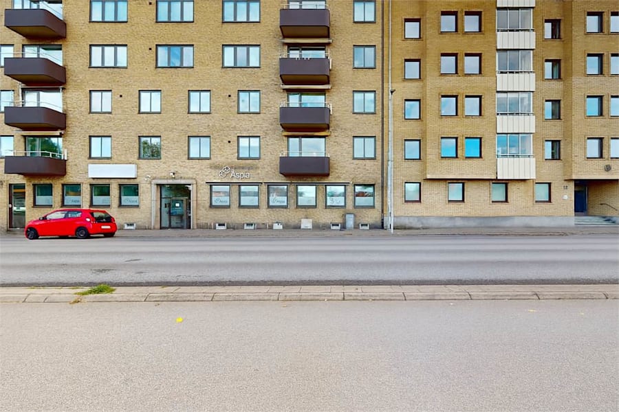 Strandgatan 14 - Obs - Bilden är redigerad med AI. Parkerade bilar borttagna.