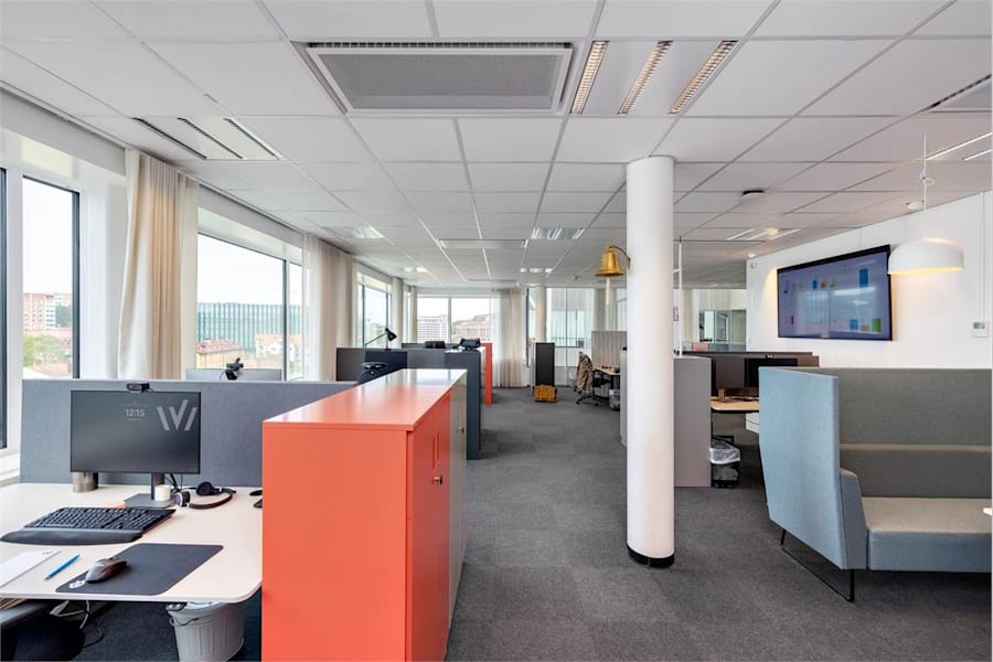 Rosenborgsgatan 12, 4 tr - Arbetsplatser intill fönster med mycket ljus och utsikt.