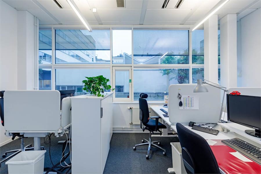 Linnégatan 89 B - Stora fönster för ljusinsläpp i kontorslandskapet.
