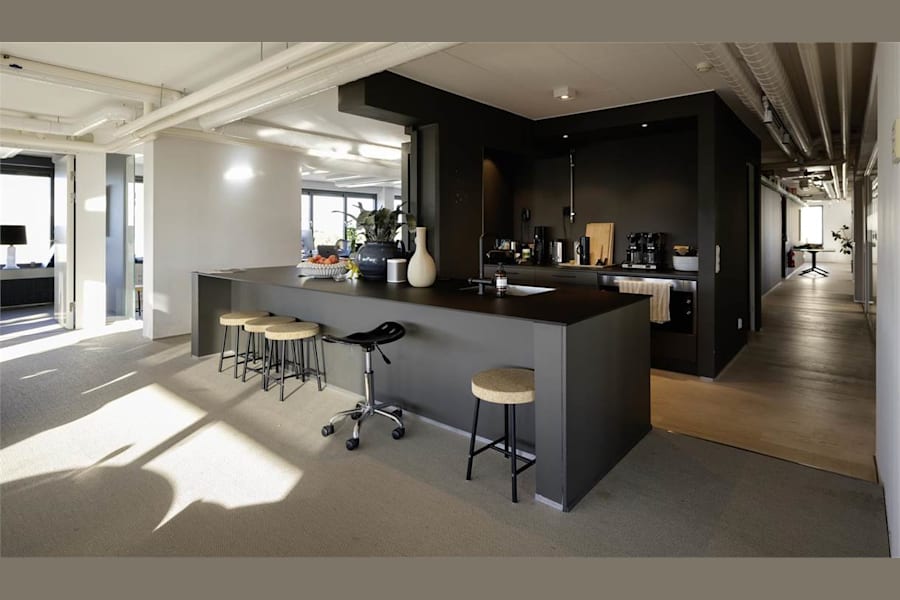 Södra Tullgatan 3 - Köksdel med generösa arbetsytor och ljusinsläpp.